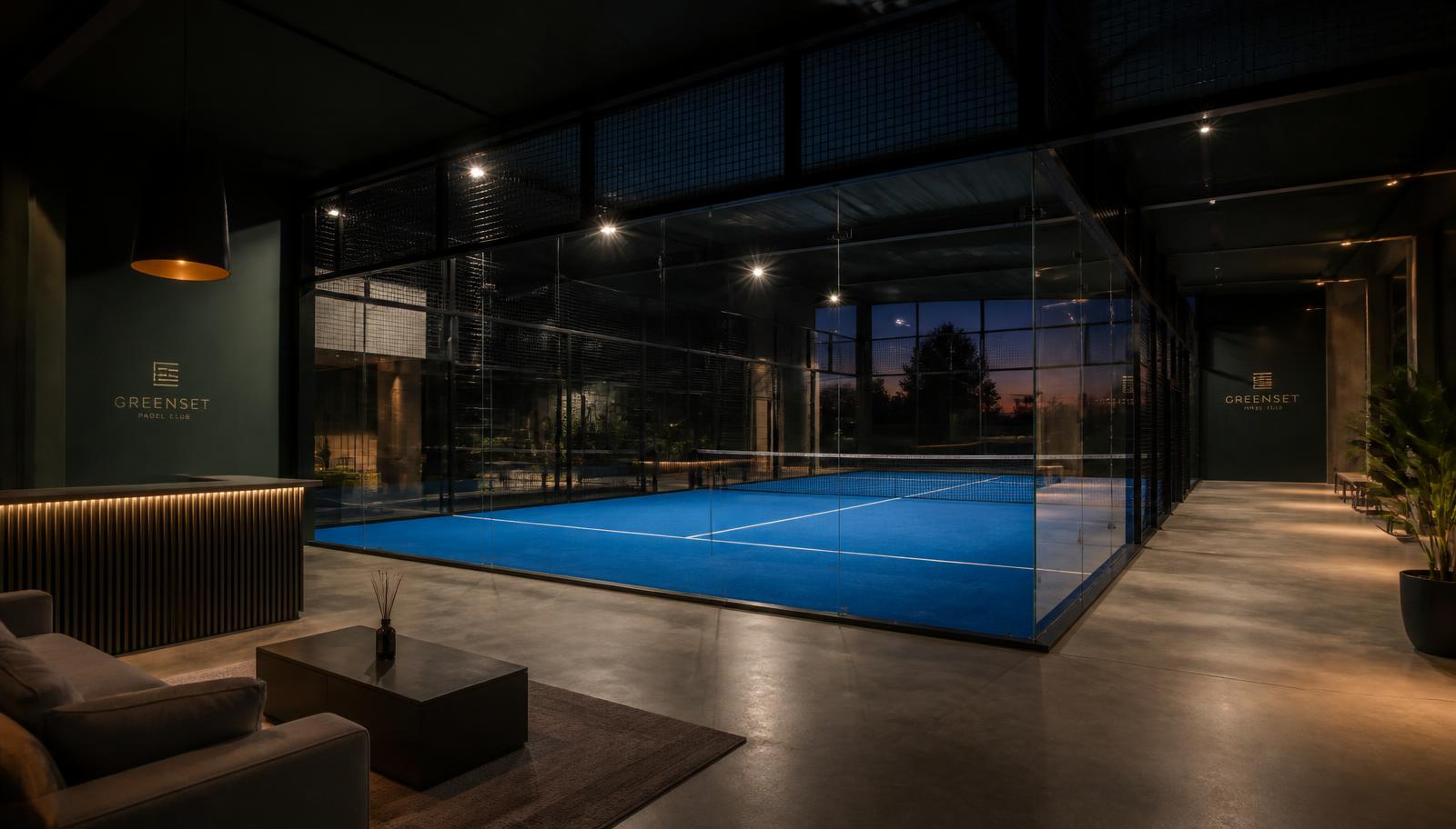 Circolo di padel moderno con campo in vetro illuminato